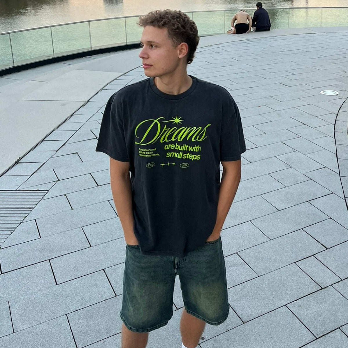 Träume werden mit kleinen Schritten gebaut Oversized T-Shirt