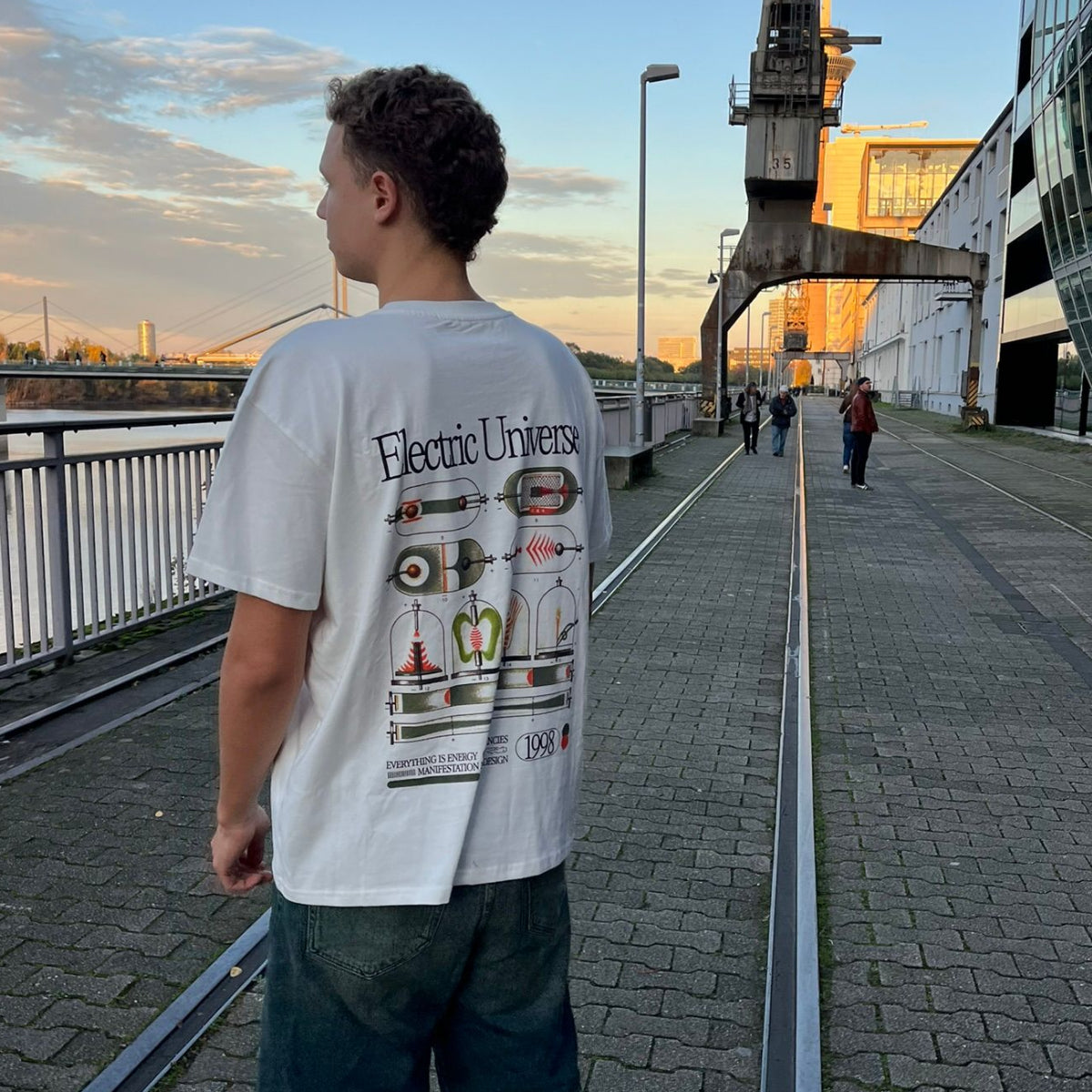 Übergroßes T-Shirt „Electric Universe“