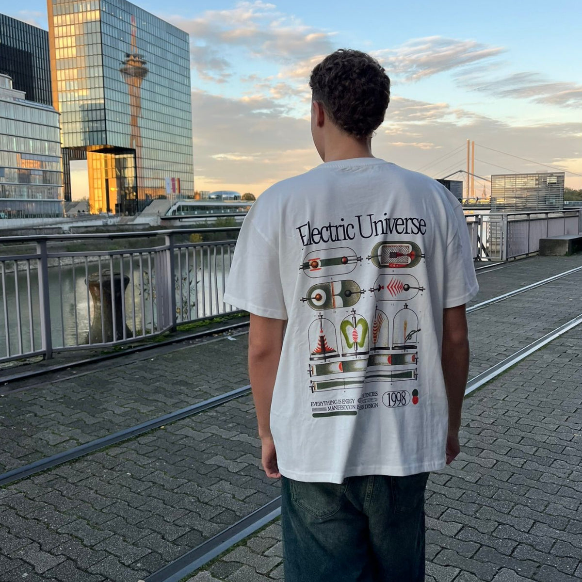 Übergroßes T-Shirt „Electric Universe“